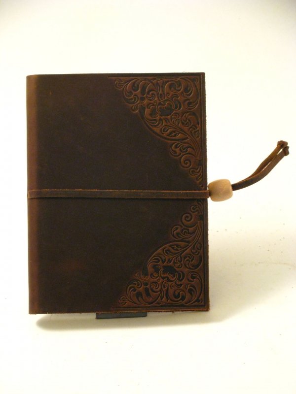 Calve's Leather Sketchbook - 16,5 x 12 cm - Gebosseleerde Hoeken - longue fermeture à lacets